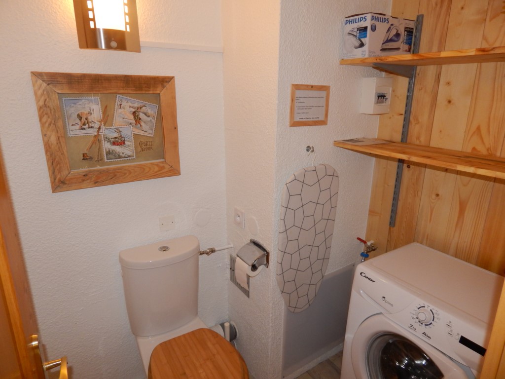 Le WC et la machine à laver à l'étage